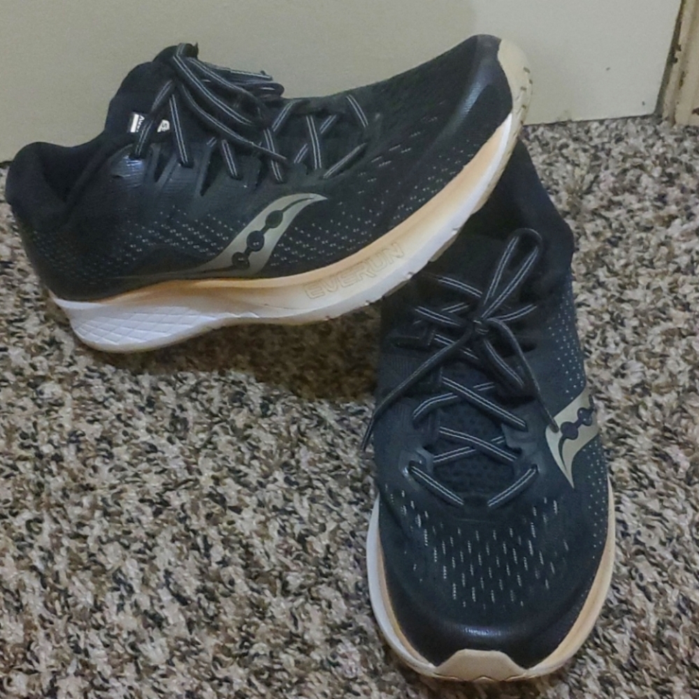 Women's 10.5 Saucony is series Everun